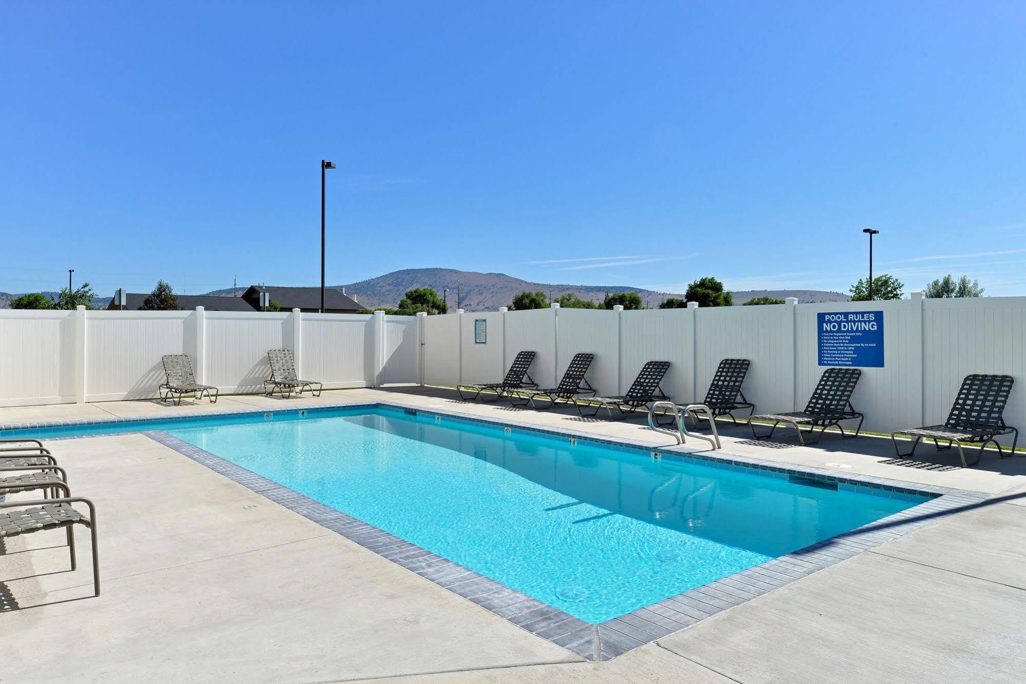 Microtel Inn & Suites By Wyndham Klamath Falls Exterior photo
